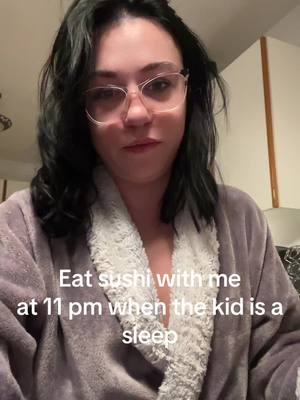 A post by @sab__xx on TikTok caption: c’est temps-ci jfais juste ça regarder du monde qui mange d’la bouffe sur tiktok mais genre TOUTE la nourriture qu’ils mangent JE LA VEUT tu comprends? fak c’etait mon premier mini Muckbang de Sushi, 😎 #sushi #fyp #mom #shorthair 