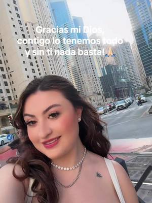 A post by @daisyfuentes777 on TikTok caption: No había visto a ese man jajaj pero como es Dubai me sentia segura 🌝 solo me dio risa #dubai #dubai🇦🇪 #dubai_dxb_uae #mexican #mexicana #bonita #dios #bendecida #gracias #thanksgiving 