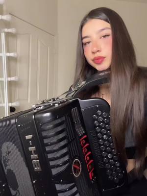 A post by @_lunaparra on TikTok caption: La Duda  /  Sin Pagar Renta ❤️‍🔥🪗✨ #sinpagarrenta #laduda #acordeon