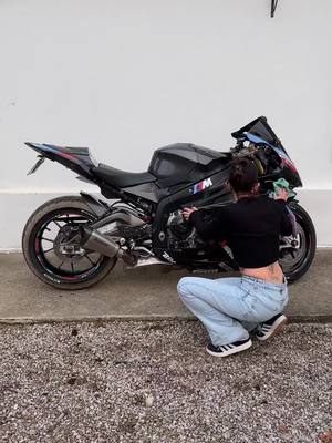 A post by @lelie.s1000rr on TikTok caption: J adore cette musique #apt #brunomars #fypシ゚viral🖤tiktok #aptdance #aptchallenge #trendingvideo #challenge #motard #motarde #femme #s1000rr #moto#pourtoi #danse #petitemotarde #fyppp #abonne #2024 #tiktoker #trendingtiktok #motardsfrance #aptbrunomars 