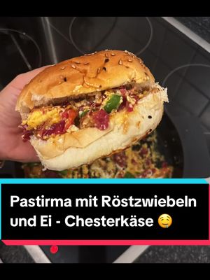 A post by @birgulun_mutfag on TikTok caption: Chesterkäse hab ich leider vergessen zu filmen 🤣 #kreuzberg #pastirma #viralvideos #mitternachtssnack 