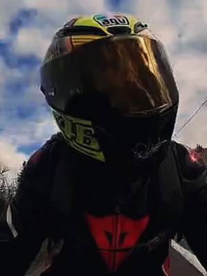 A post by @motarde.v on TikTok caption: #CapCut Toujours se fier à notre intuition !🃏🃏🃏🃏 #cejour-là #moto #bikersoftiktok #motogirl #motard #bikergirl #tiktok 