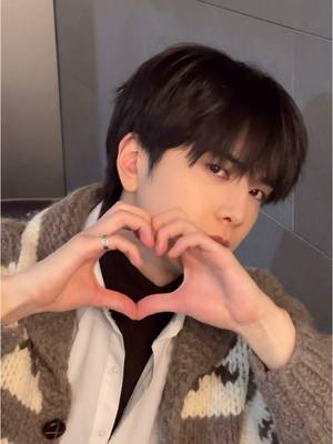 A post by @istent_theboyz on TikTok caption: 👍🏻👎🏻🙂🥺❤️ #THEBOYZ #더보이즈 #YOUNGHOON #영훈