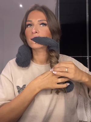 A post by @milalffler on TikTok caption: Ihr braucht keinen Dyson mehr !! Ihr braucht SOCKEN !! Ich hätte niemals gedacht das so schöne Locken bei raus kommen 😳. Bevor ihr die Haare so dreht macht auf die Spitzen ein bisschen Öl drauf dann sind die Locken noch stärker. Unglaublich ich bin begeistert und das einfach ohne Hitze 😍 #locken #ohnehitze #hair #haare 