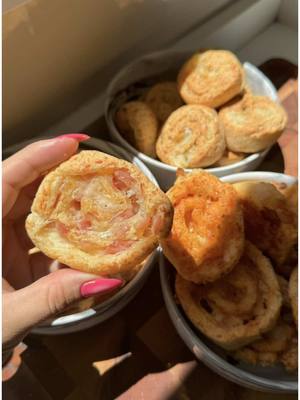 A post by @kulinaria.recetas on TikTok caption: Ármense el mate y hagan estos ROLLS DE CHIPA RELLENOS para merendar como dios manda🧀. 🧉INGREDIENTES para 36u: -150g de Manteca fría @laserenisimaok . -500g de fécula de mandioca. -2 huevos. -1c de sal. -1c de polvo de hornear. -150g de quesos. Yo usé queso Pategrás y queso Rallado Reggianito, ambos de @laserenisimaok . -Leche cant. necesaria. -Queso Mozzarella @laserenisimaok (para rellenarlos). -Perejil y ajo en polvo o fresco. -Jamón cocido. -Salsa para pizza y orégano. 🤤 De esas recetas para el mate que comés uno y no podés parar. Los prueban y después me cuentan. Atte: Kuli✨. . . . . . #recetasfaciles #mate #merienda #chipa