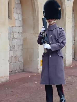 A post by @windsorcastlequeensguard on TikTok caption: #windsorcastle #kingsguards #soldiers #smart #💯#britisharmy🇬🇧 