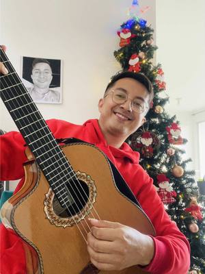 A post by @pablopazrequintista on TikTok caption: Asi suena la Navidad 🎄🎅🧑‍🎄 en Colombia 🎸#pablopazrequinto #elrequintodetiktok #rolitas #navidadcolombiana #cancionesdenavidad🎄 