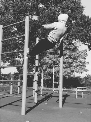 A post by @kraftfabrik1 on TikTok caption: 🥷 #workoutmotivation #fitnessmotivation #calisthenics #kraftfabrik1 #rek #training #fyp #gymmotivation #disziplin #streetworkout #calisthenicsworkout 