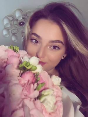 A post by @gelxo on TikTok caption: 💐 -> ☺️