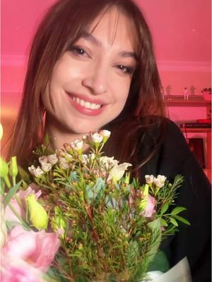 A post by @laurie_fantazia on TikTok caption: Mon amour ouf à moi, c’est ma famille qui fait livrer des fleurs chez moi pour mon anniversaire 💐💕