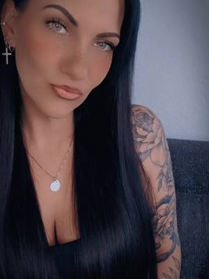 A post by @inked_ronja on TikTok caption: "Ich kann nicht erotisch gucken"😏 #fyp #fy #inked #butterfly 