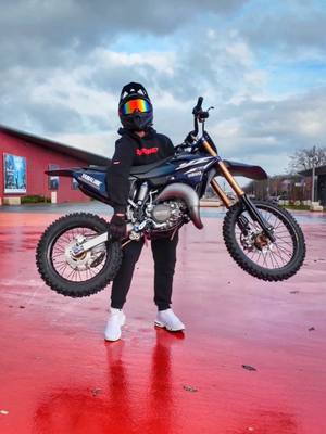 A post by @kikaninac.officiel on TikTok caption: YAMAHA 85 YZ GYTR CARBON ! 💙 Tu en penses quoi ? 😍  #fyp #moto 