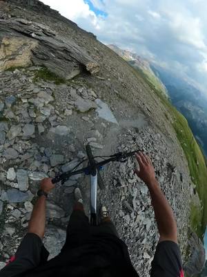 A post by @enzopezilla on TikTok caption: le rêve cet endroit 🤩🙌🏼 #fyp #pourtoi #mtb #tignes 