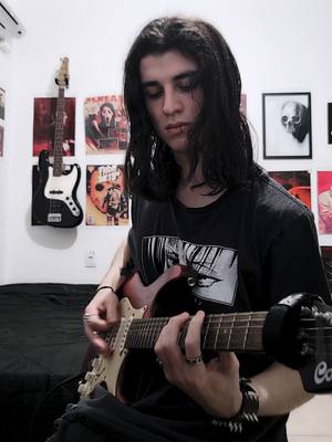 A post by @gabirubernardo on TikTok caption: Shinzou wo Sasageyo #fyp #attackontitan #shingekinokyojin #opening #guitarcover #guitarplayer #solo #guitartok 