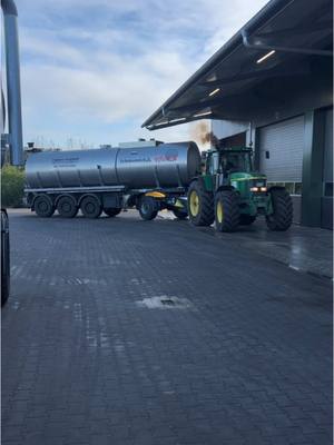 A post by @biopeters on TikTok caption: John Deere 7810 mit 485PS 🤯 zu Besuch bei @Hackstedt  #landwirtschaft #farming #farmlife #johndeere #dorfleben #agri #agriculture #sound #7810