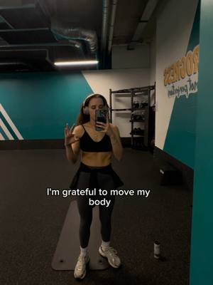 A post by @lovemebrooke on TikTok caption: SHES back AND shes being PRODUCTIVE !!💪🏻🎄💅🏻☕️🤍 #spendthedaywithme #scottishtiktok #workoutmotivation #theatrekid #performer #injury #dancer #gym #Vlogmas #londonlife #scottishaccent #fyp #viralvideos #winterarc   