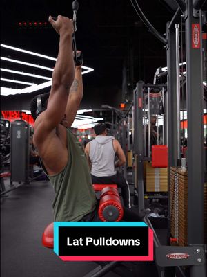 A post by @zoomvzn on TikTok caption: Lat pulldown tutorial #fyp #latpulldowns #zoomvzn 