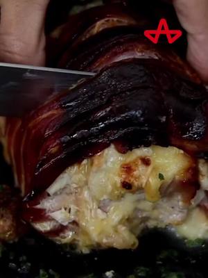 A post by @recetacubana on TikTok caption: Lomo Relleno de Jamón y Queso: La Receta Perfecta Ingredientes: 1.5 kg de lomo de cerdo. ¼ de cebolla. 3 dientes de ajo. 2 cdas de perejil fresco picado. 1 cda de mostaza. Lonchas de jamón al gusto. Lonchas de queso al gusto. Tiras de bacon. 2 cditas de ajo en polvo. 1 cdita de tomillo. 1 cdita de orégano. 1 cdita de pimentón. Sal y pimienta al gusto. 1 cda de aceite. Papas, zanahorias u otros vegetales opcionales para acompañar. Preparación: 1. Limpia y prepara el lomo: Limpia el lomo retirando la membrana blanca y la grasa visible. Ábrelo a la mitad sin llegar a separarlo por completo. Continúa abriendo los lados para dejar un grosor uniforme de aproximadamente 1 dedo. Golpea suavemente con un mazo para nivelarlo. Salpimienta por ambos lados y resérvalo. 2. Prepara las especias: En un recipiente, mezcla:Ajo en polvo. Tomillo. Orégano. Pimentón. Reserva esta mezcla para sazonar el lomo más adelante. 3. Prepara el relleno: Sofríe a fuego medio-bajo:¼ de cebolla picada. 3 dientes de ajo triturados. Cuando la cebolla esté traslúcida y ligeramente dorada, retira del fuego. En un recipiente, mezcla el sofrito con:2 cdas de perejil fresco. 1 cda de mostaza. 4. Rellena el lomo: Extiende el lomo abierto sobre una superficie plana. Coloca la mezcla de mostaza, ajo y cebolla en el centro. Agrega una capa de lonchas de jamón y otra de queso sobre el relleno. Enrolla cuidadosamente el lomo y presiónalo para compactar el relleno. 5. Envuelve el lomo: Sazona el exterior del lomo con la mezcla de especias reservada. Envuelve el lomo con tiras de bacon, asegurándote de superponerlas para evitar que se despeguen. Ata el lomo con hilo de cocina para que mantenga su forma durante la cocción. 6. Acompaña con vegetales: Corta papas, zanahorias o tus vegetales favoritos en trozos medianos. Sazona con un poco de la mezcla de especias y aceite. Colócalos en la misma bandeja donde hornearás el lomo. 7. Hornea el lomo: Precalienta el horno a 215°C. Hornea el lomo durante 1 hora y 15-20 minutos o hasta que la temperatura interna alcance 160°F/71°C. A mitad de cocción, cubre el lomo con papel de aluminio para evitar que el bacon se queme. Tips: Termómetro de cocina: Úsalo para verificar la temperatura interna y asegurarte de que esté perfectamente cocido. Presentación: Retira el hilo antes de servir y corta el lomo en rodajas gruesas para que el relleno luzca en cada porción. Acompañamiento: Este lomo relleno combina perfectamente con arroz congrí, yuca con mojo o ensalada. ¡Disfruta del mejor lomo relleno de Navidad! Jugoso, lleno de sabor y con una presentación increíble que dejará a todos sorprendidos. 😋 El primer  Mercado de Diciembre 🍛🇨🇺🧑‍🎄 Comienza diciembre cargadito de amor y  cosas buenas para tu gente 💝 Tenemos Entrega a Domicilo para que no se  preocupen por nada 🛵🏠 Oferta Navideña / $29.99 Una sidra, un  turrón de yema y uno de Alicante, un panetón de chocolate, un wafer de  fresa y otro de chocolate, 6 refrescos, 2 lomitos de atún, ketchup y  mostaza Llegaron los básicos / $8.50 30 huevos y 1 L de aceite, esto rinde bien Combo Navideño / $29.99 Un  whisky Chanceller, aceitunas sin hueso, un turrón de cacahuetes y uno  de almendras, un café, un panetón de chocolate, dos wafers de fresa y  dos de chocolate, ketchup y mostaza Cerveza / $19.99 Cristal, 24 de la preferida de Cuba *Hasta agotar existencias #recetas #ComidaCasera #publi #lomodecerdo #cenanavideña #navidad2024 @acuba.oficial