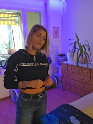 A post by @christinebrunner1619 on TikTok caption: Einen guten start ins Wochenende wünsche ich euch🫶🌹🌹🌹#mamileben #model 