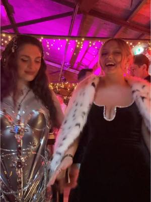 A post by @mashabck on TikTok caption: @mienah uns ist kein besserer tiktok tanz auf die schnelle eingefallen 
