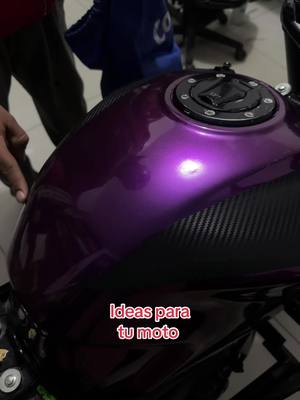 A post by @ridelft on TikTok caption: Ideas para tu moto Vinil metálico morado #yamaha #wrap #pulsar 