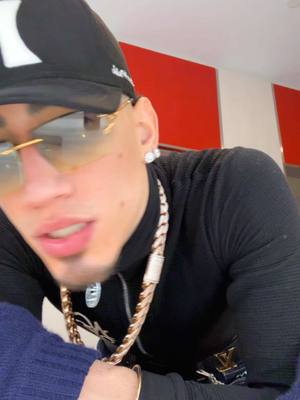 A post by @omarcourtz on TikTok caption: 5 min es el ETA 
