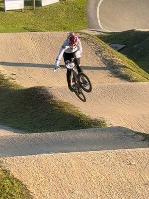 A post by @zoeclaessenss on TikTok caption: #bmx #bmxracing #bike #echichens 