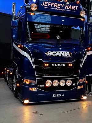 A post by @t.v._truckfotografie on TikTok caption: Hart #scania #v8 #hollandstyle🇳🇱😍👌 #scaniav8 #goinstyle🤟🚨 #hart #truckshow #nederland #hollandstyle🇳🇱😍👌 #standpipes🥵 