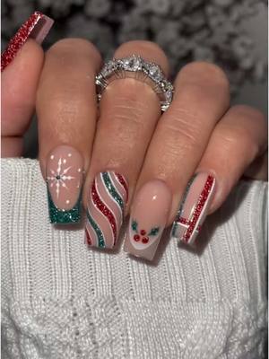 A post by @unhas_show10 on TikTok caption: #natal #nailart #decoracao #viral 