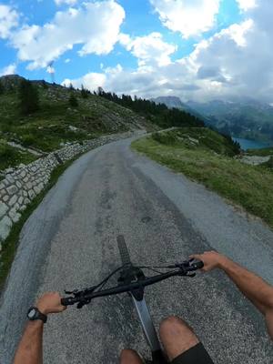 A post by @enzopezilla on TikTok caption: descente + ligne droite 👌🏼 #fyp #pourtoi #mtb #tignes 