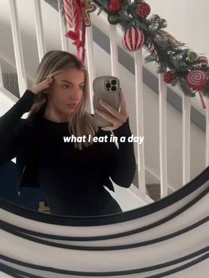 A post by @sydneysofiaaw on TikTok caption: what i eat in a day🍗🍕🥖🛍️ #whatieatinaday #eatwithme #wieiad 