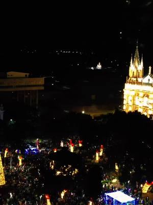 A post by @acevedogustavo_ on TikTok caption: Entre luces, sonrisas y muchas sorpresas, más de 15 mil santanecos le dieron la bienvenida a la Navidad en nuestro bello #CentroHistóricaSA, que llegó para quedarse. ✨🎅🎄 #GustavoAcevedo #SantaAnaCentro