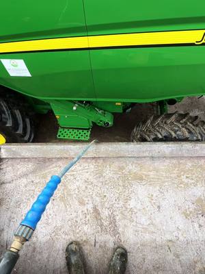 A post by @antoinec58 on TikTok caption: #johndeere #entretien #pourtoi #farmer 