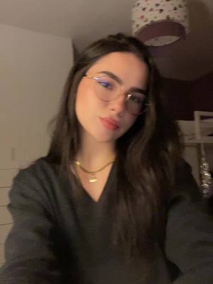 A post by @nataliaa.aparra on TikTok caption: #fyp 