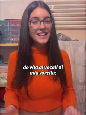 A post by @marikashh_ on TikTok caption: ti amo mona, e ho i tuoi vestiti anche in questo video🕺 #perte #foryoupage #fypシ 