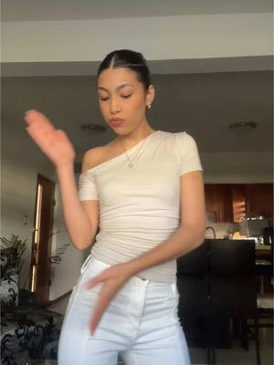 A post by @odettedet on TikTok caption: #viral #soloparati #foryoupage #rauwalejandro #baile 