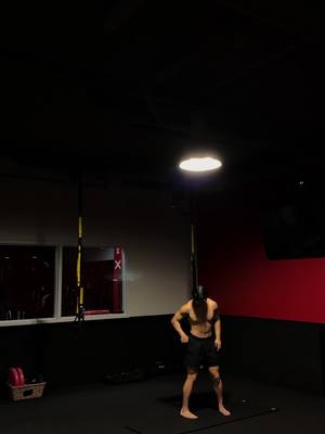 A post by @elviiis.c on TikTok caption: #workout 