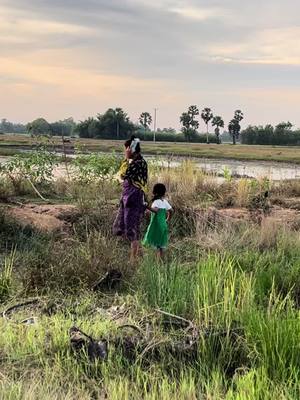 A post by @phaksolo0 on TikTok caption: បងបងស្រី ទំនេស្រលាញ់បាន😁