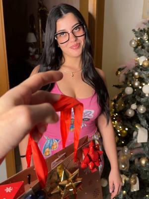 A post by @elisaronconn on TikTok caption: Regalo di Natale inaspettato! Mi fido?🎄💜 #eliska #cugina #girl #ironia #videodivertenti #natale 