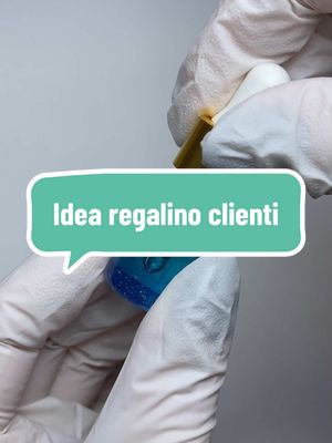 A post by @onicotecnicasincera on TikTok caption: Idea regalino clienti❤️ #regaloclienti #oliocuticole #regalonatale #nailsmiki #onicotecnicasincera 