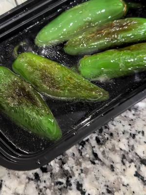 A post by @emmanueltrevino95 on TikTok caption: Chiles rellenos 🤤🤤🤤