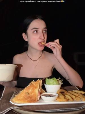 A post by @arinadubkova on TikTok caption: ночная рубрика возвращается🌚🍔