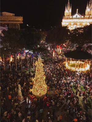 A post by @acevedogustavo_ on TikTok caption: La mejor epoca en nuestra #SantaAnaCentro 🎇🎆🎄🎅 #xmas #navidad #navidadentiktok #elsalvador #fyp #fireworks #santaanasv #arboldenavidad 