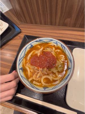 A post by @marta25 on TikTok caption: Asi fue nuestra primera cena en Japón 😋🍜