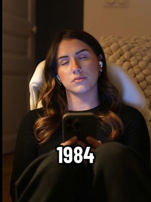 A post by @caroambrosini on TikTok caption: Court-metrage: 1984 m’a plongée dans une autre dimension grâce à son écoute sur @Audible  Une véritable expérience auditive au cœur de ce Roman dystopique #1984Audiobook #OrwellOnAudio #DystopianVibes #BigBrotherListens #BookTok