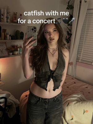 A post by @feebeegeebee on TikTok caption: i <3 being a catfish #grwm #catfish #makeuptutorial #concert #getreadywithme 