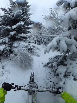 A post by @enzopezilla on TikTok caption: première de la saison 😍❄️ #fyp #pourtoi #mtb #snow #snowbike #snowmtb 