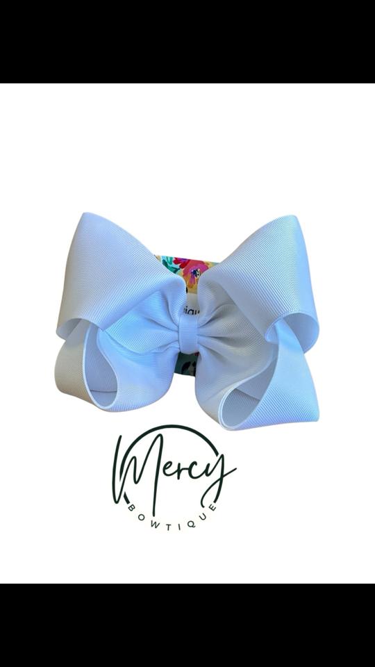 A post by @mercybowtique on TikTok caption: Tenemos los mas vendidos, bowtique solidos de 5.5” pulgadas, no te quedes sin los tuyos, ordenalos en nuestra pagina web ❤️#mercybowtique #smallbusinessowner #fyp #tiktokviral #hairbows #teamwork 