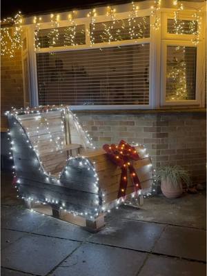 A post by @do.it.yourself.mum on TikTok caption: What We Sleighing?!  A Sleigh Made From Pallet Wood  #palletproject #palletwood #sleigh #christmas #santassleigh 