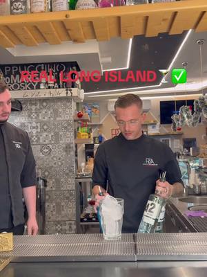 A post by @roccodeangelisrda on TikTok caption: REAL LONG ISLAND: No bulid🤮 Ma tecnica shake and strain; 2 cl succo di limone, 1.5 cl sciroppo di zucchero, 1.5 cl di vodka, gin, rum bianco e triple sec! Aggiunta di 0.5 cl per amalgamare e top di cola!✅